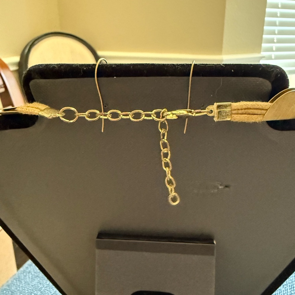 Elegant Gold Necklace and Earring Set - Picture 4 of 4